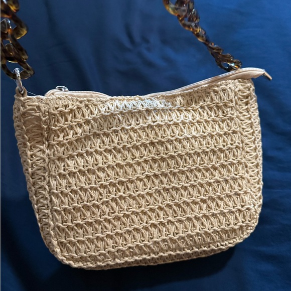 Elegant Cream Knit Bag with Tortoise Chain - Picture 3 of 5
